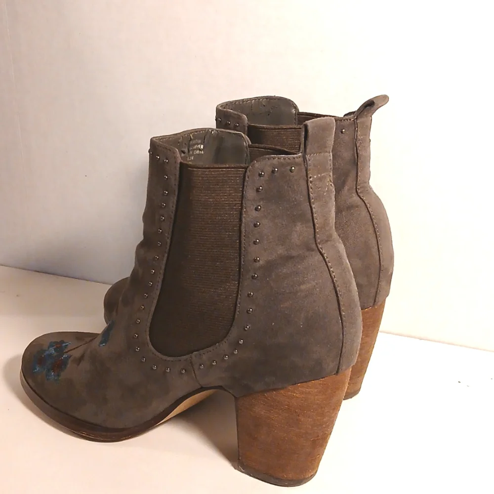 Crown Vintage Grey Vegan Suede Floral Embroidered Ankle Boots Sz 8M